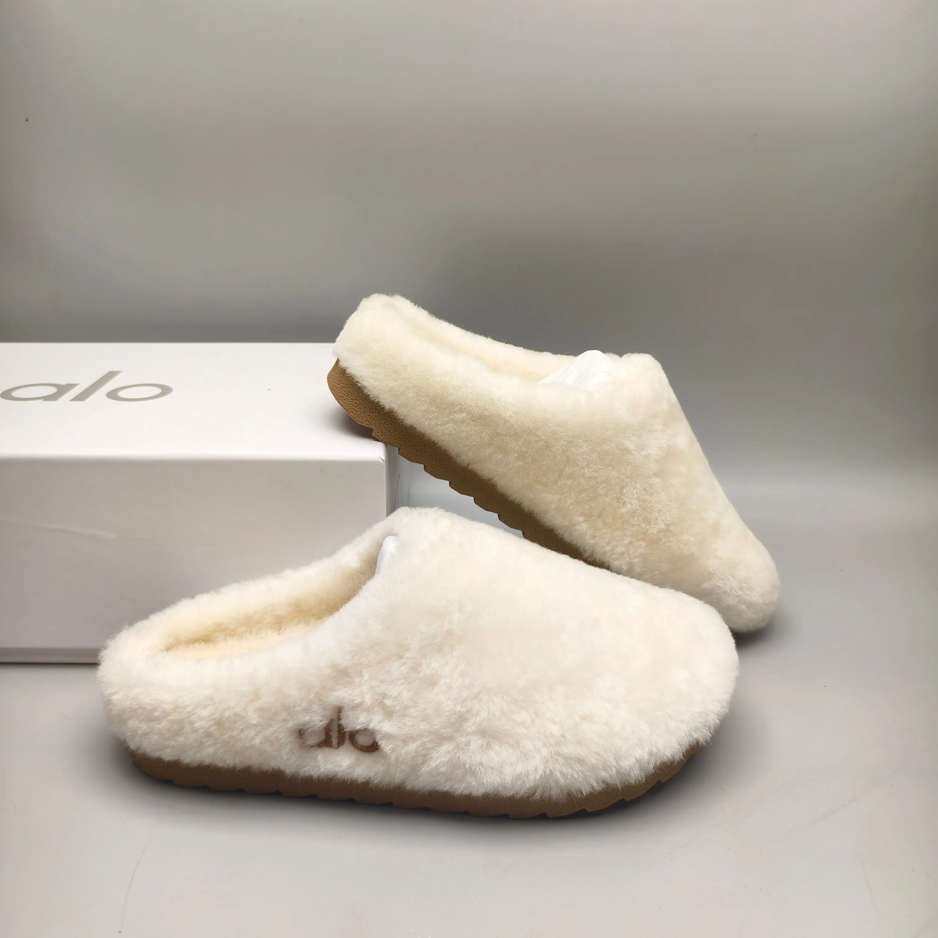 💰480 alo yoga Recovery Slipper comfortable and simple anti-wear and anti-slip cap-toe slippers, same style for men and women Color: White Maroon Matching Size: 35-40
